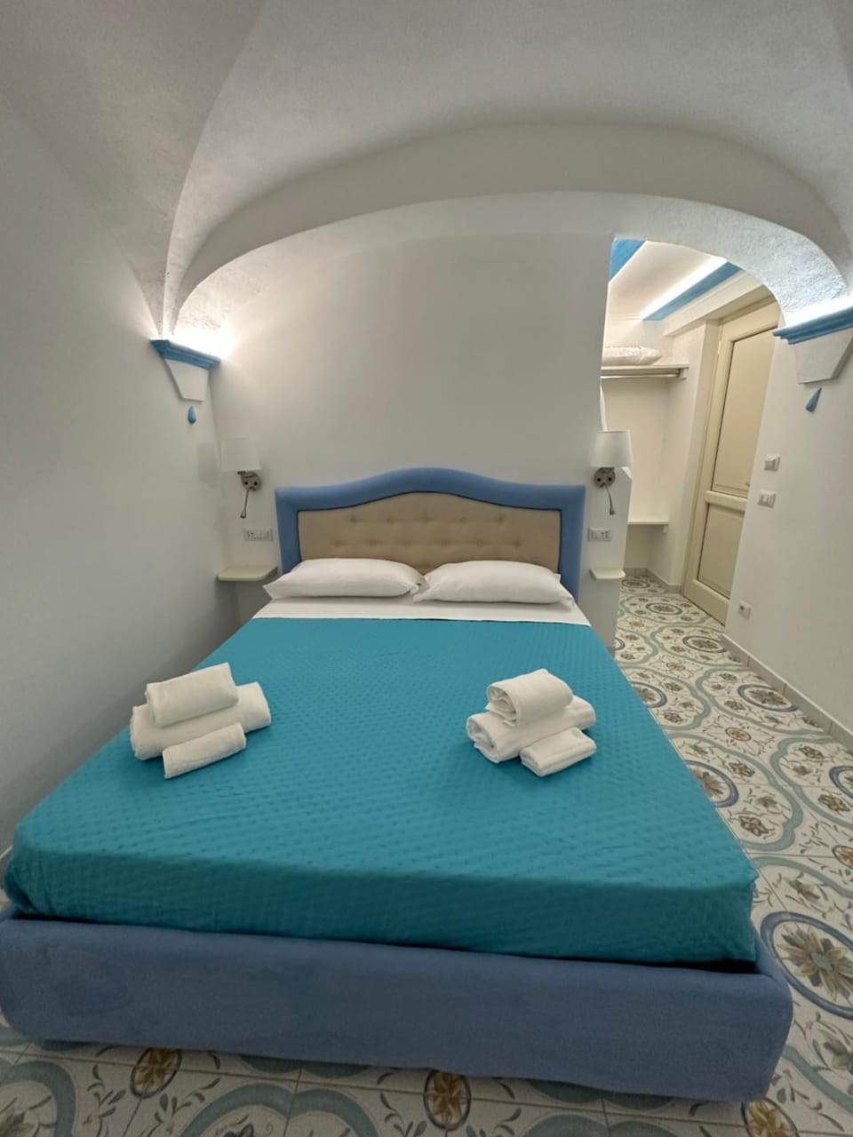 Bed, towels