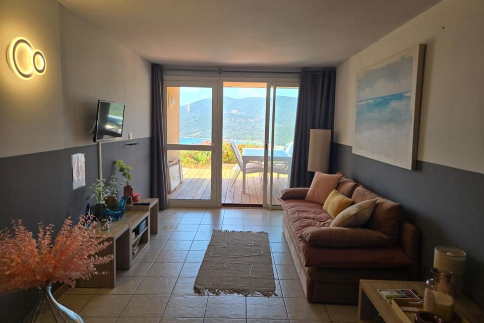 Natural landscape, TV and multimedia, Living room, Seating area, Sea view