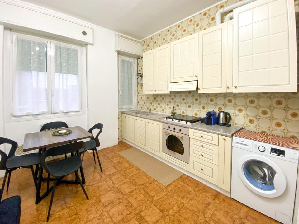 Kitchen or kitchenette, Dining area, oven, stove, washing machine