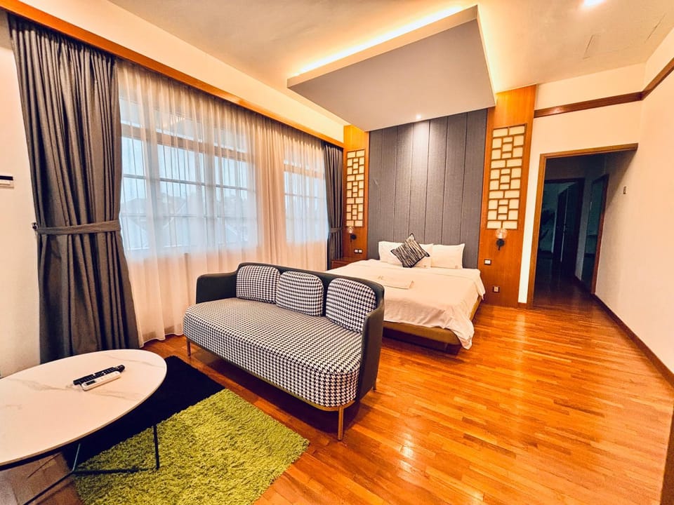 Bed, Photo of the whole room, Seating area, Bedroom