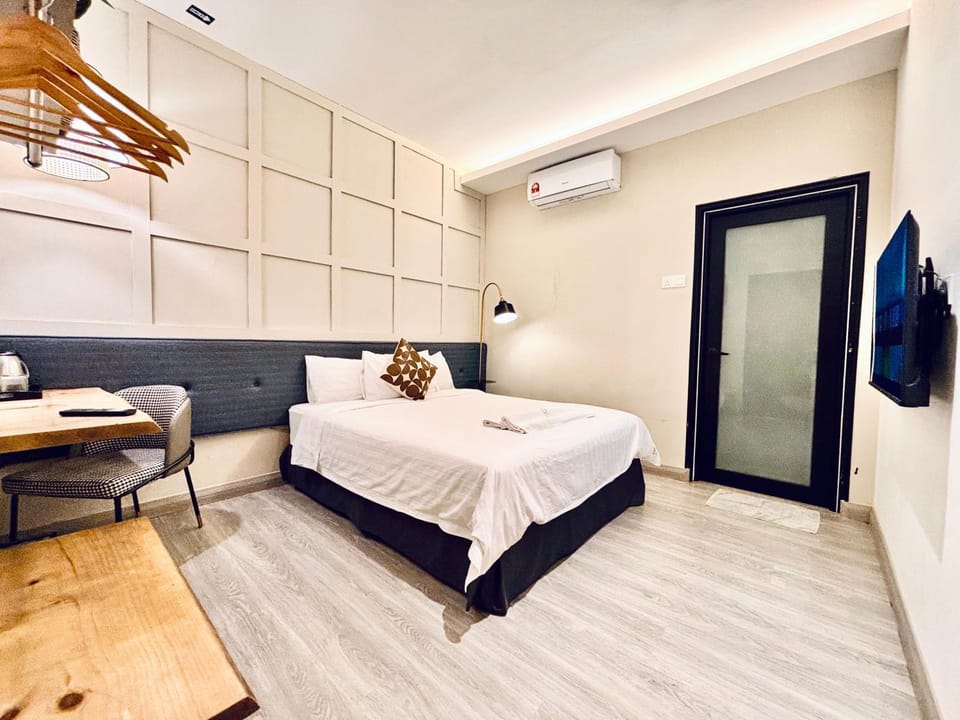 Bed, TV and multimedia, Photo of the whole room, Seating area, Bedroom, air conditioner
