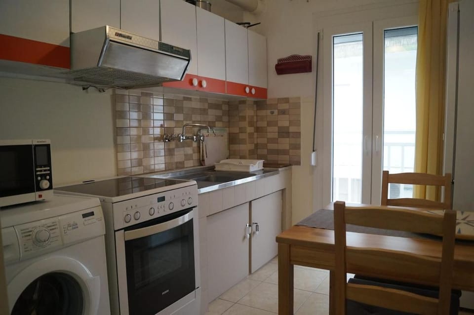 Kitchen or kitchenette, oven, washing machine