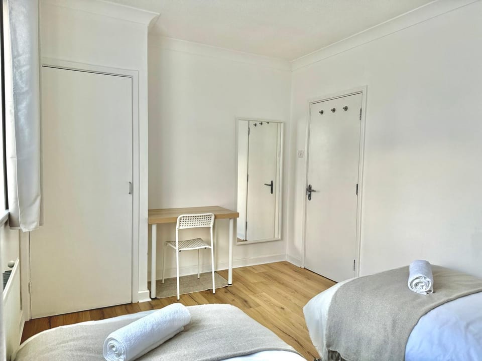 Bed, Photo of the whole room, Bedroom, wardrobe