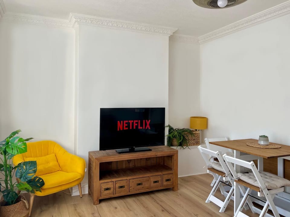 Communal lounge/ TV room, TV and multimedia, Living room, Seating area, Dining area, Evening entertainment