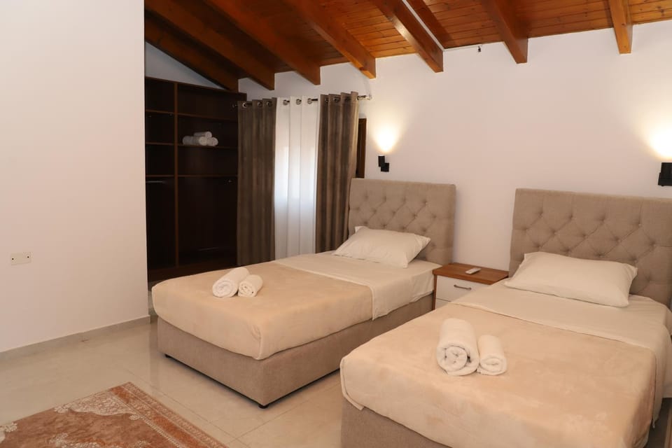 Bed, Bedroom, towels