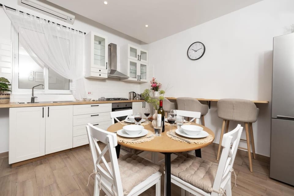 Kitchen or kitchenette, Food and drinks, Dining area, oven, stove