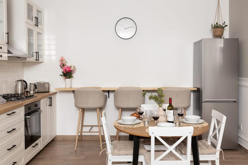 Coffee/tea facilities, Kitchen or kitchenette, Dining area, oven