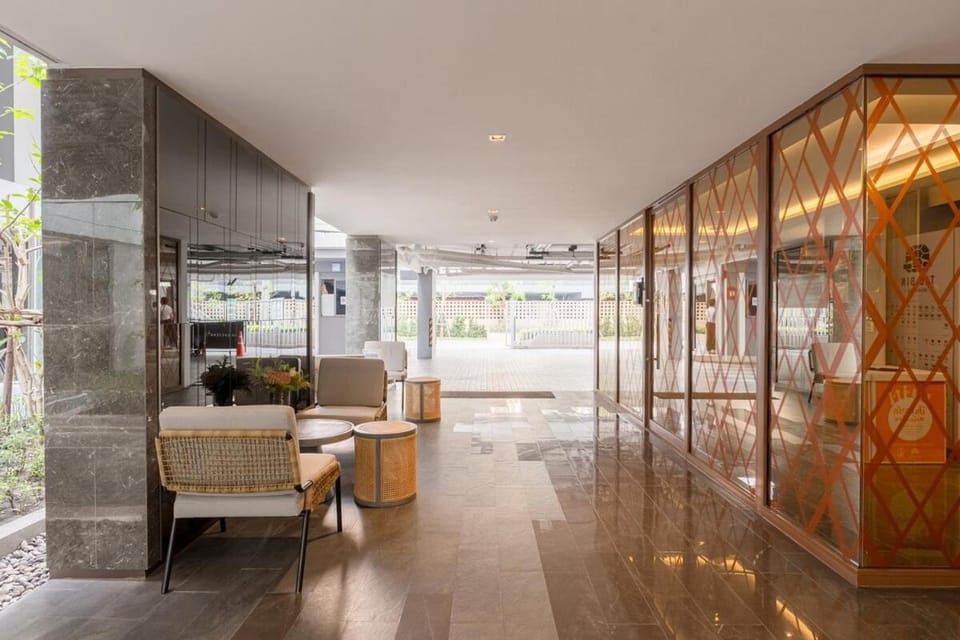 1BR Apt - Pool, Gym, Rooftop, BTS, Coworking Space - 10 min Nana Plaza - Central - New Building - 24 7 Security Apartment in Bangkok