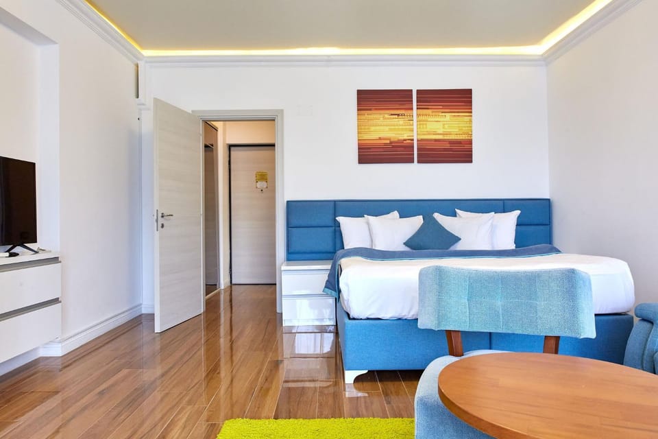 Bed, TV and multimedia, Photo of the whole room, Seating area, Bedroom