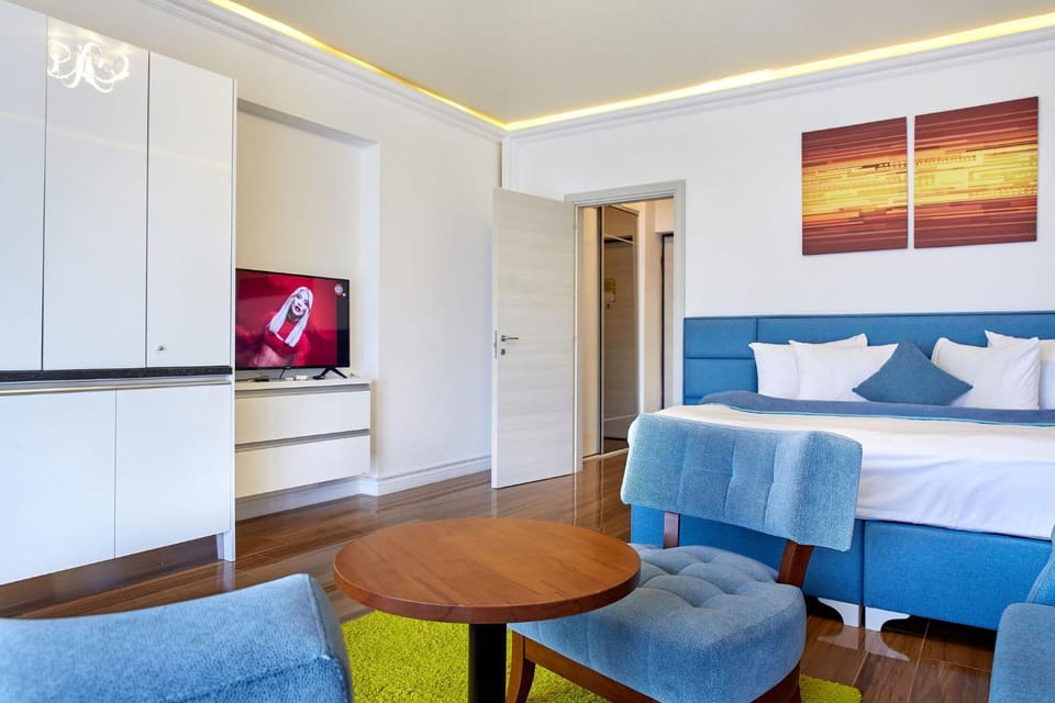 Bed, TV and multimedia, Kitchen or kitchenette, Photo of the whole room, Seating area, Dining area, Bedroom