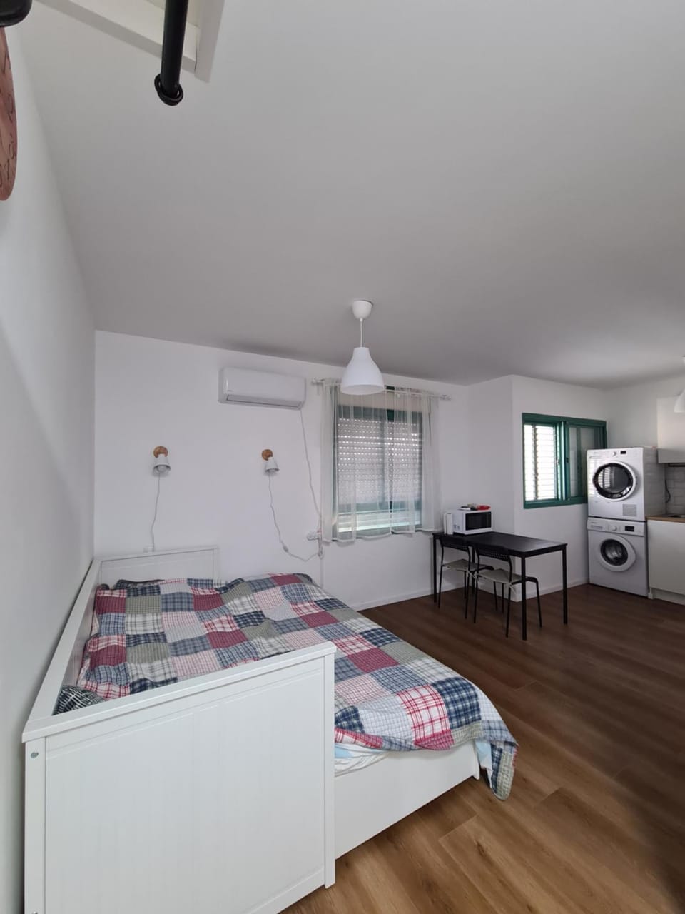 Bed, Photo of the whole room, washing machine