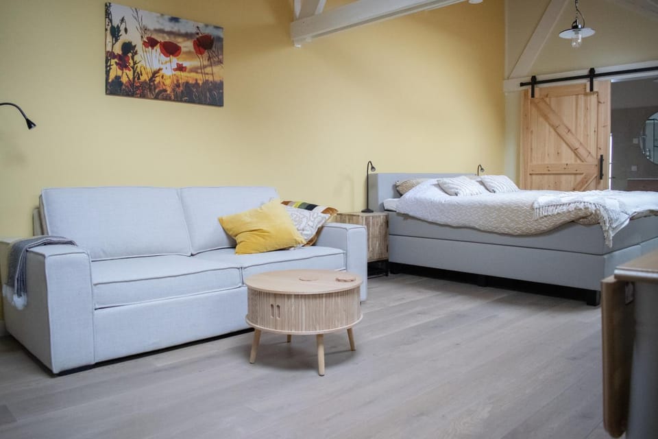 Bed, Seating area