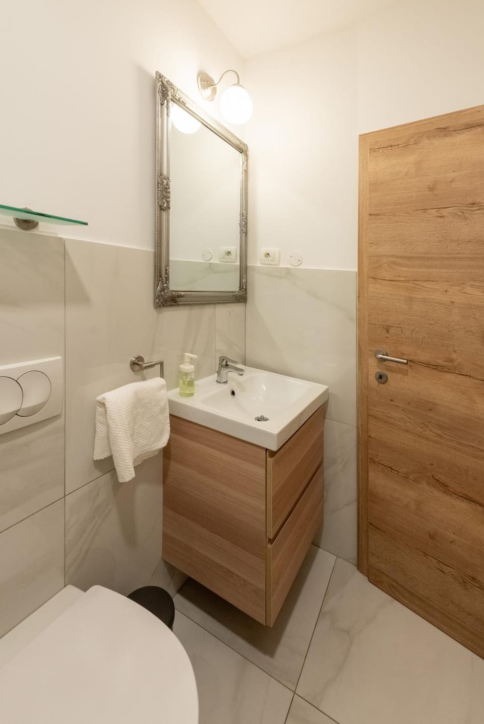 Toilet, Bathroom, towels