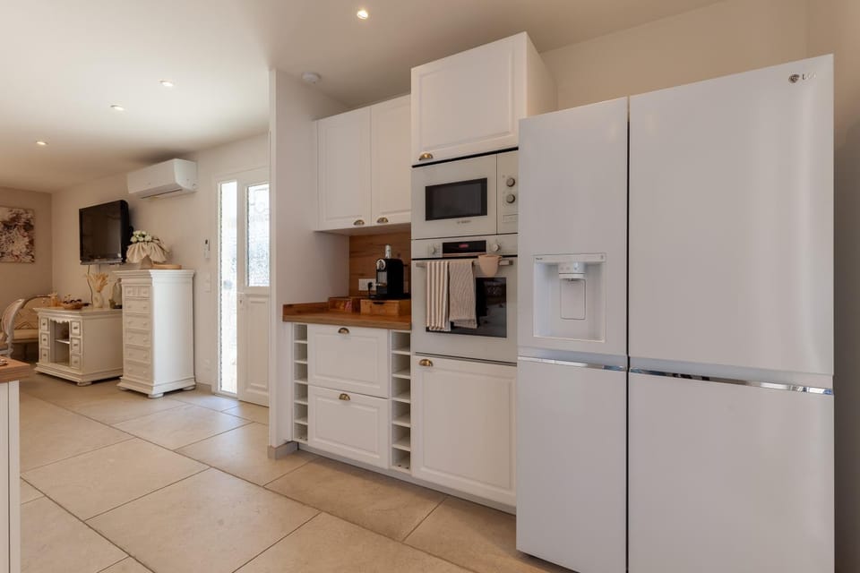 Kitchen or kitchenette, Living room