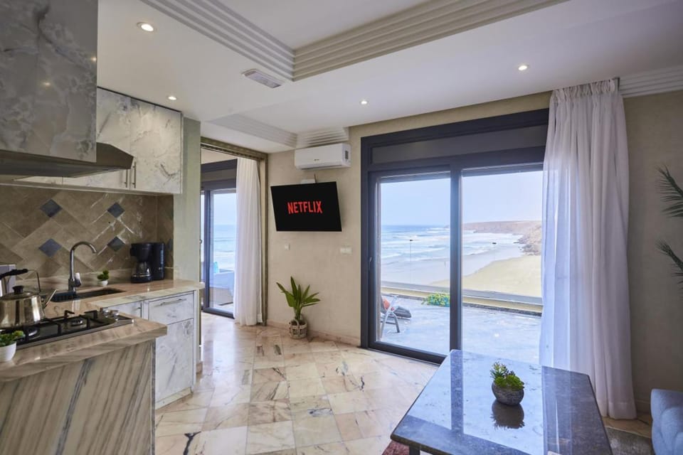 Amwaj Apt - Wake to Waves Stylish 1-Bedroom by the Shore Apartment in Morocco