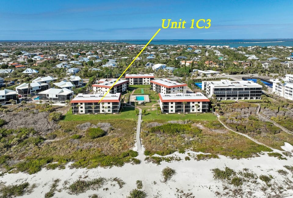 Property building, Nearby landmark, Neighbourhood, Natural landscape, Bird's eye view, Beach, Sea view, Location