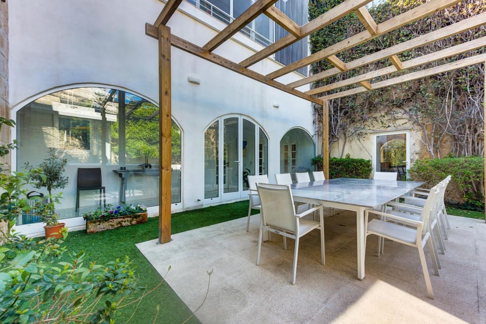 Property building, Patio, Spring, Day, Garden, Balcony/Terrace, Dining area, Garden view