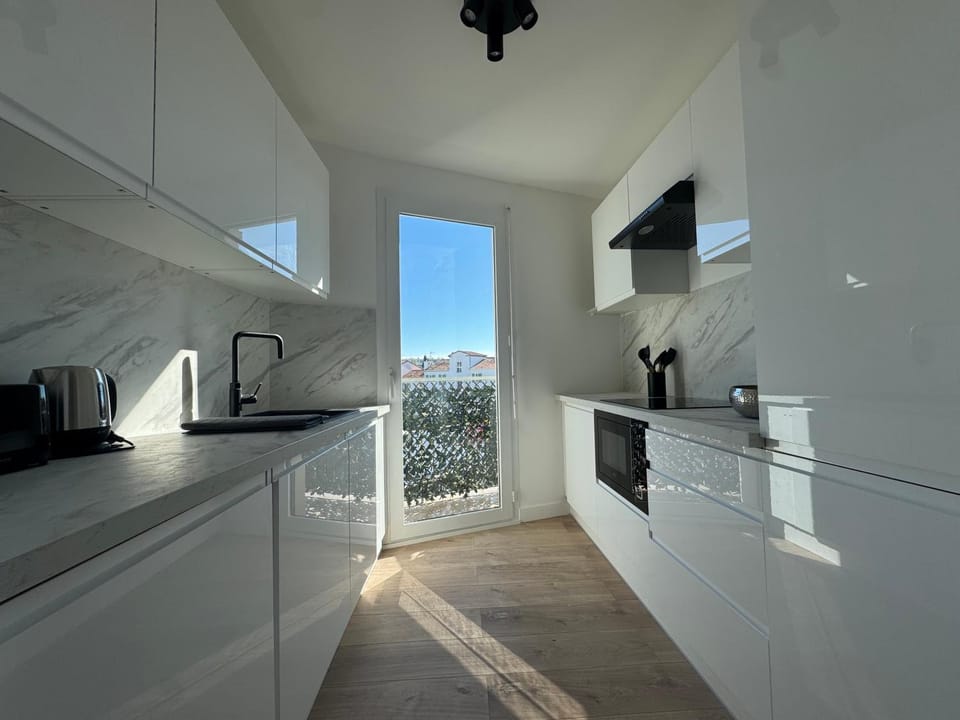 Kitchen or kitchenette, dishwasher