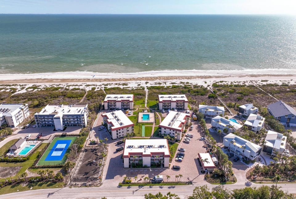 Stunning 2nd Story Beachfront Condo On Sanibel Island 2D2 Apartment in Sanibel Island