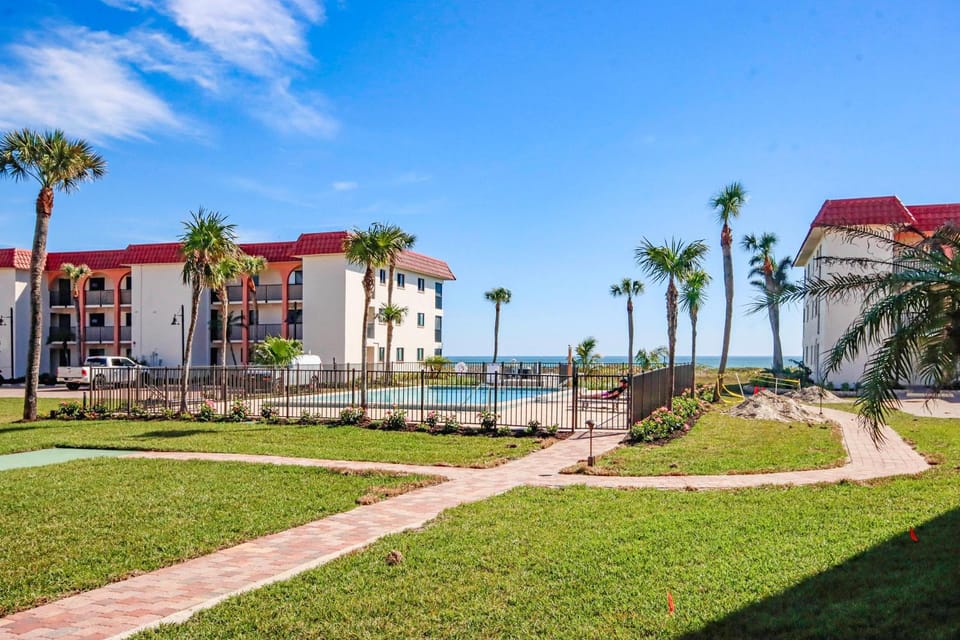 Beautiful Beachfront Condo Steps From The Beach On Sanibel Island 2D1 Apartment in Sanibel Island