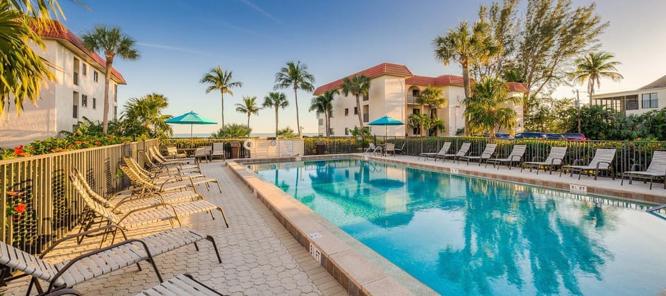 Swimming pool, sunbed