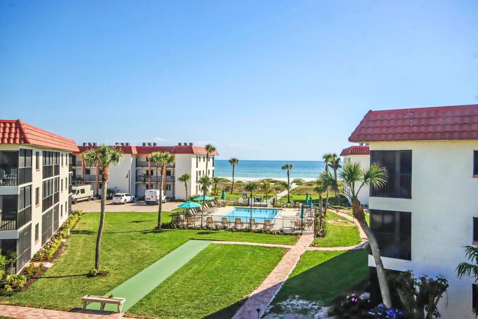 Property building, Natural landscape, Evening entertainment, Swimming pool