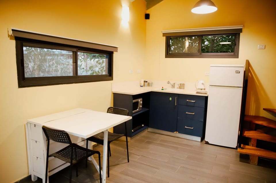 Kitchen or kitchenette, Dining area, minibar, stove