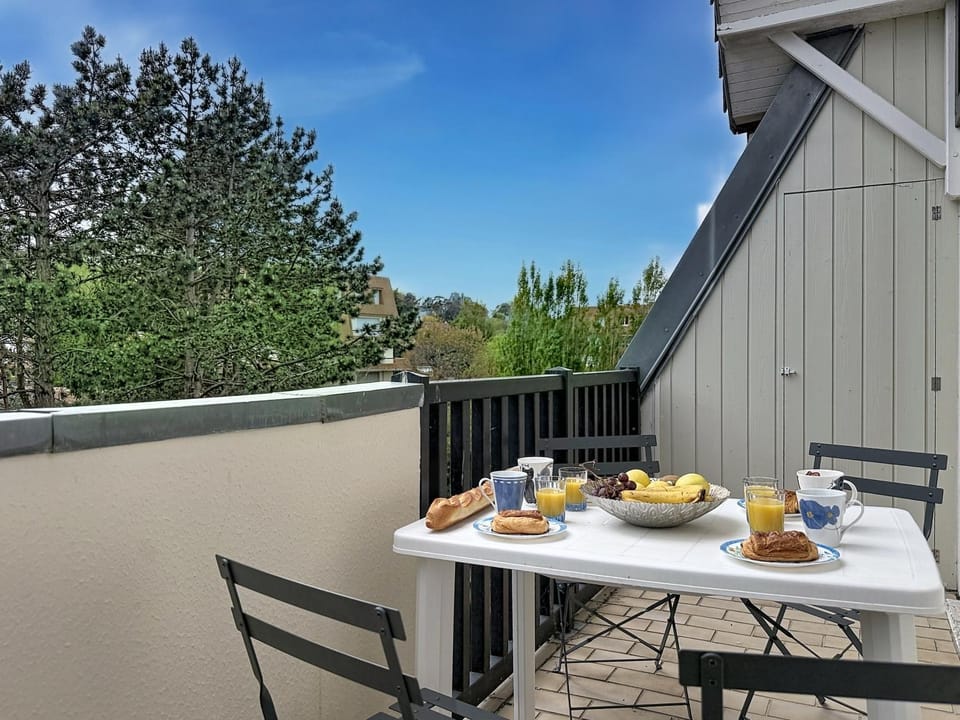 Cocon d'Houlgate - Logement à 500m de la plage avec son balcon vue sur le jardin, 4 couchages, wifi gratuite Apartment in Houlgate
