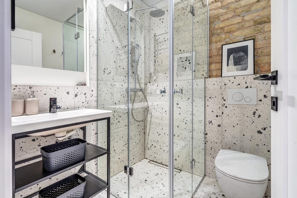 Shower, Toilet, Bathroom, towels