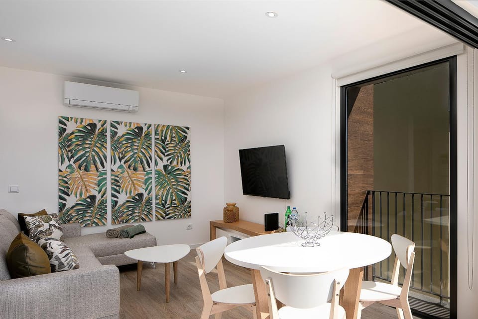 TV and multimedia, Living room, Dining area