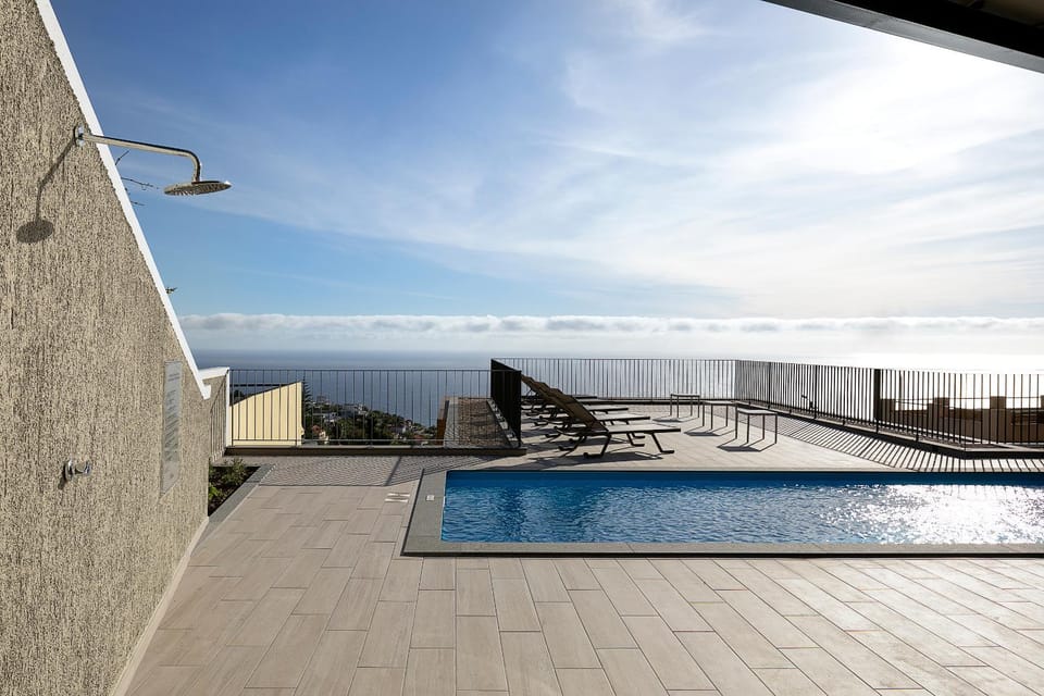 Balcony/Terrace, Pool view, Sea view, Swimming pool, sunbed