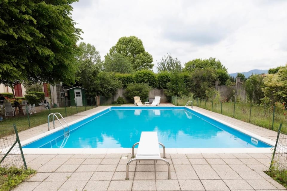 Swimming pool, sunbed