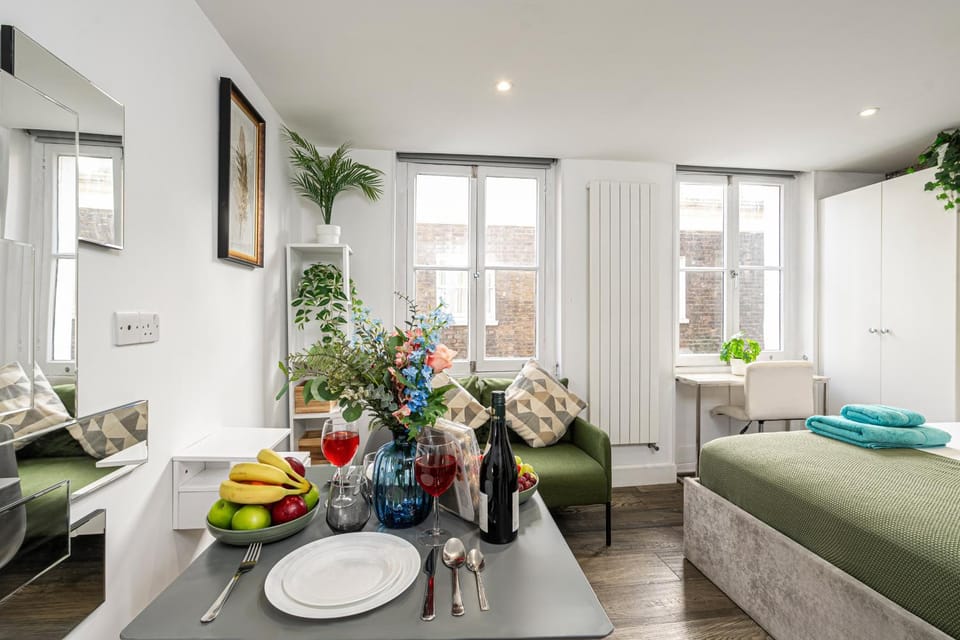 Bed, Dining area, Bedroom