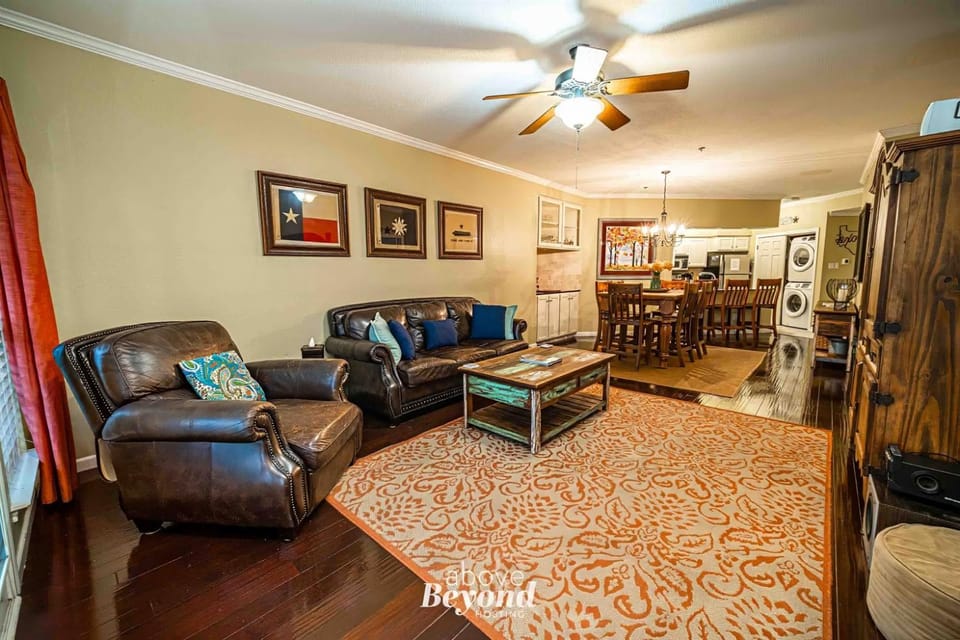 Sunset & Lake View on Island Retreat Apartment in Lago Vista