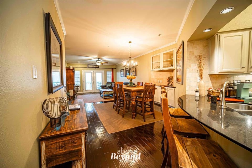 Sunset & Lake View on Island Retreat Apartment in Lago Vista