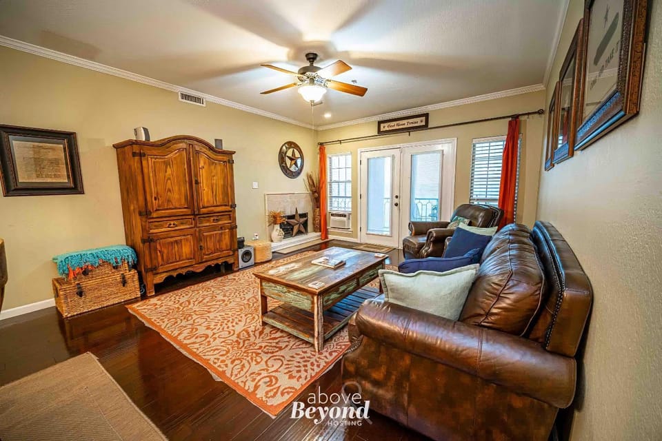 Sunset & Lake View on Island Retreat Apartment in Lago Vista