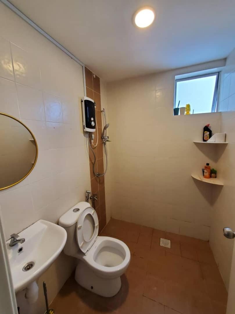 Shower, Toilet