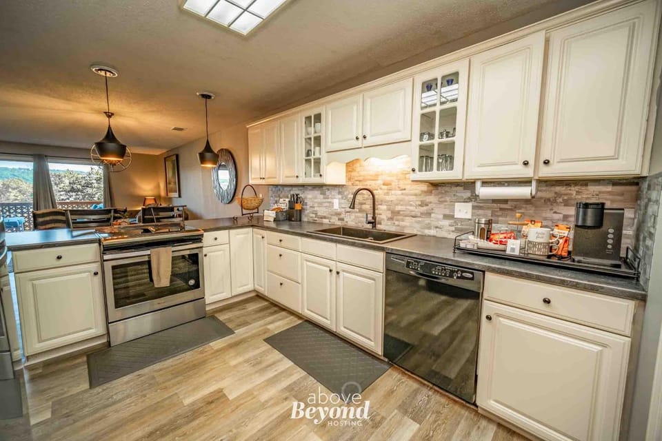 Mountain View Retreat at Private Golf Resort Apartment in Branson