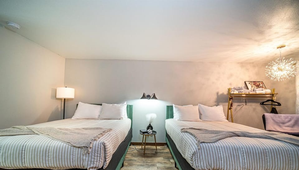 Glam Jam! - Newly Remodeled Stay in Style! Pets Stay Free Hotel in Ozark Mountains