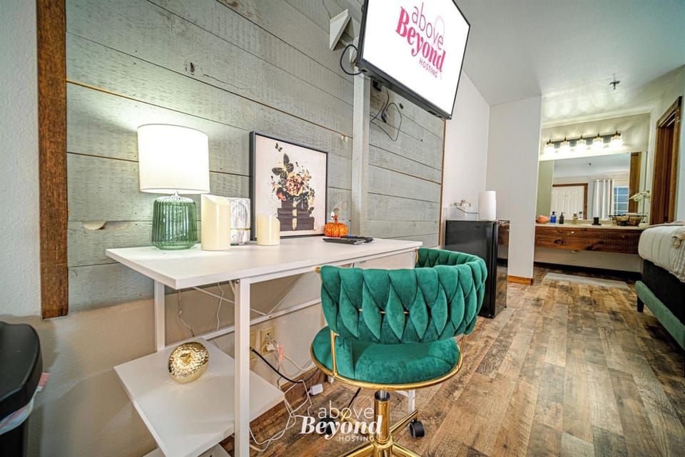 Glam Jam! - Newly Remodeled Stay in Style! Pets Stay Free Hotel in Ozark Mountains