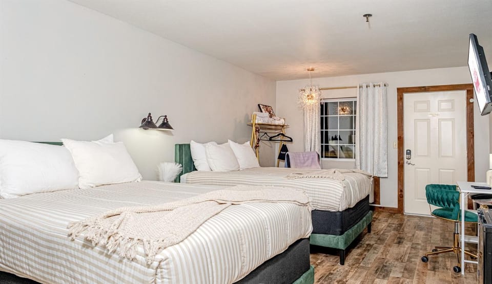 Glam Jam! - Newly Remodeled Stay in Style! Pets Stay Free Hotel in Ozark Mountains