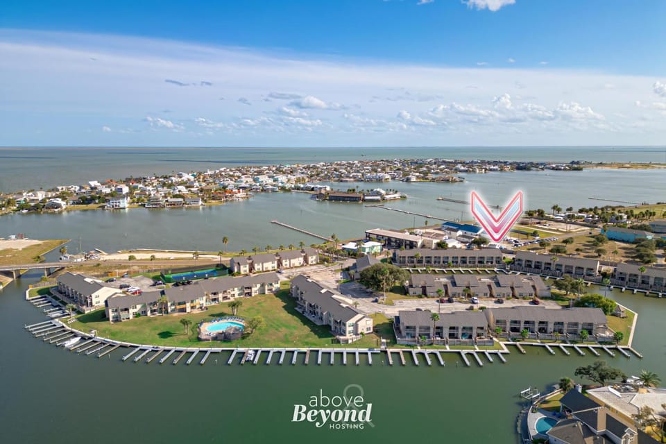 Property building, Day, Natural landscape, Bird's eye view, City view, Lake view, Sea view, Location