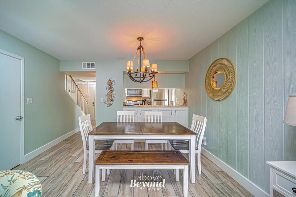 Kitchen or kitchenette, Seating area, Dining area