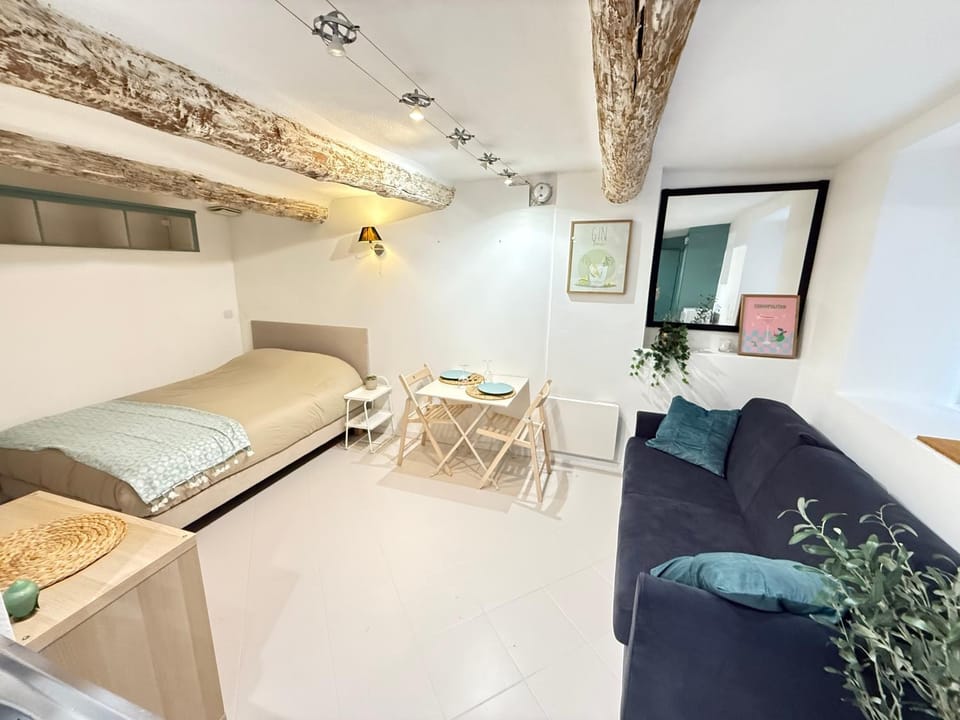 Bed, TV and multimedia, Living room, Photo of the whole room, Seating area, Dining area