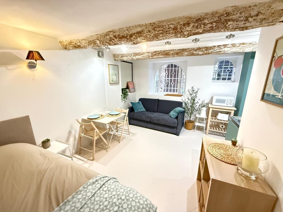 Bed, Living room, Photo of the whole room, Seating area, Dining area, Bedroom