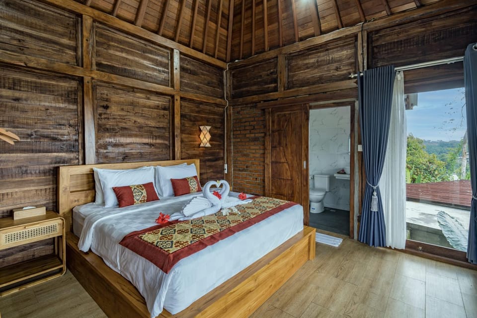 Bed, Natural landscape, Photo of the whole room, Bedroom, towels
