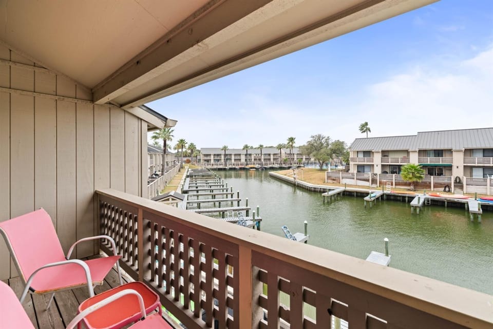 The Salty Seahorse Pet-Friendly Canal Retreat w Grill & Deck Apartment in Rockport