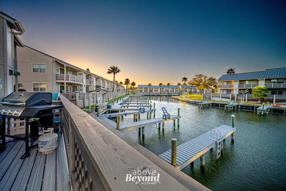 The Salty Seahorse Pet-Friendly Canal Retreat w Grill & Deck Apartment in Rockport