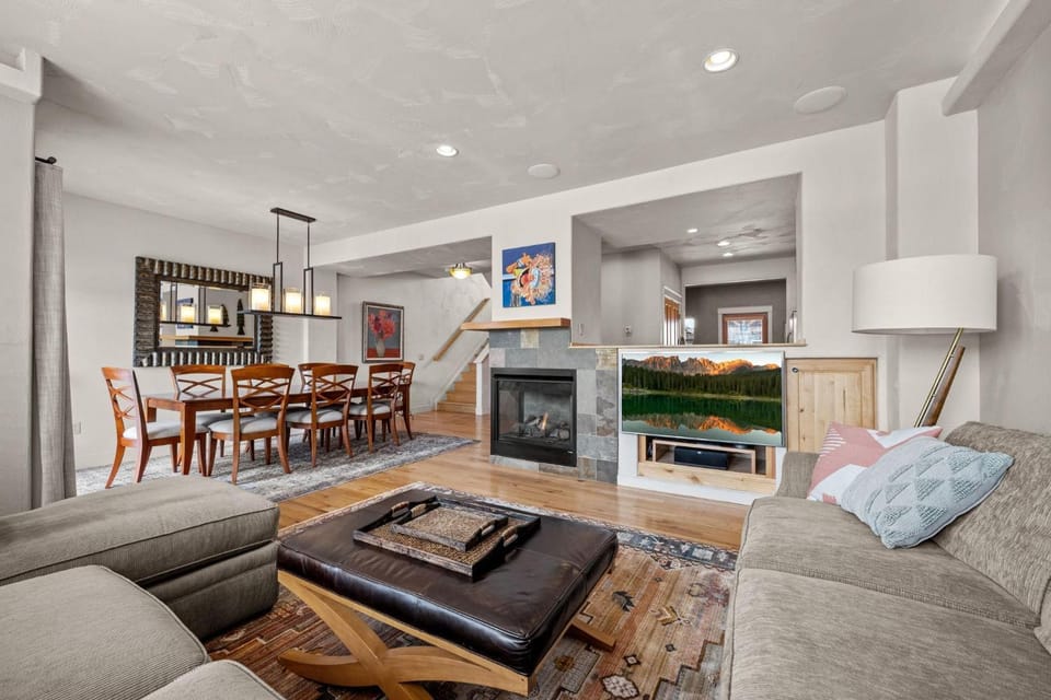 107 Red Quill House in Fraser