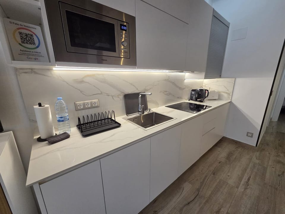 Coffee/tea facilities, Kitchen or kitchenette, stove, toaster